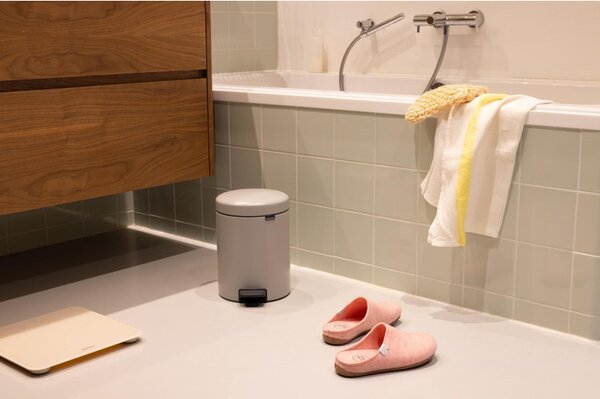 Кош за боклук с педал Brabantia NewIcon 1010434, 5 л, Леко затваряне, Противоплъзгаща основа, Светлосив