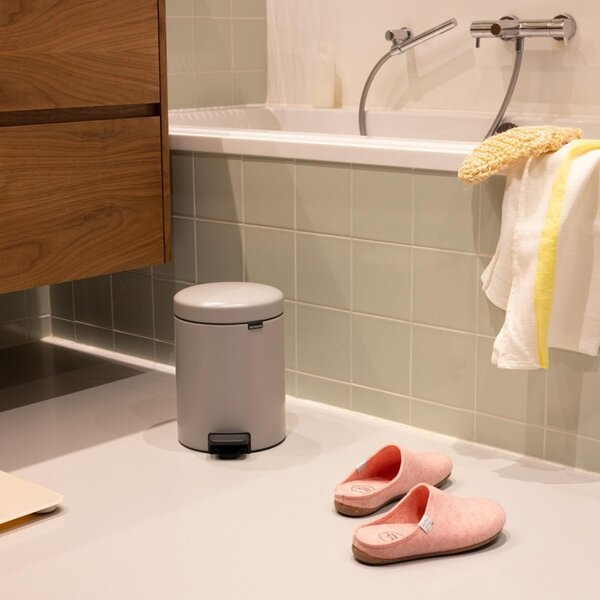 Кош за боклук с педал Brabantia NewIcon 1010434, 5 л, Леко затваряне, Противоплъзгаща основа, Светлосив