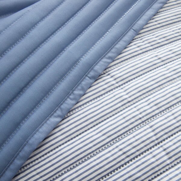 Синьо капитонирано покривало за легло 220x230 cm Stripe – Catherine Lansfield