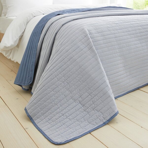 Синьо капитонирано покривало за легло 220x230 cm Stripe – Catherine Lansfield