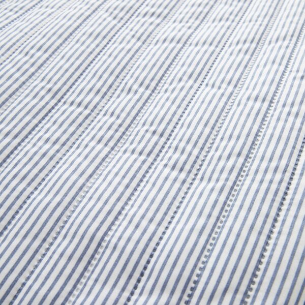 Синьо капитонирано покривало за легло 220x230 cm Stripe – Catherine Lansfield