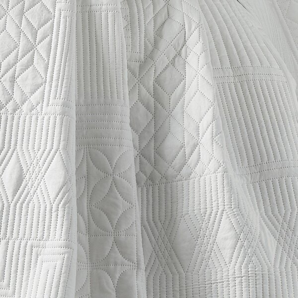 Бяло капитонирано покривало за легло 220x230 cm Folkstone Geo – Catherine Lansfield