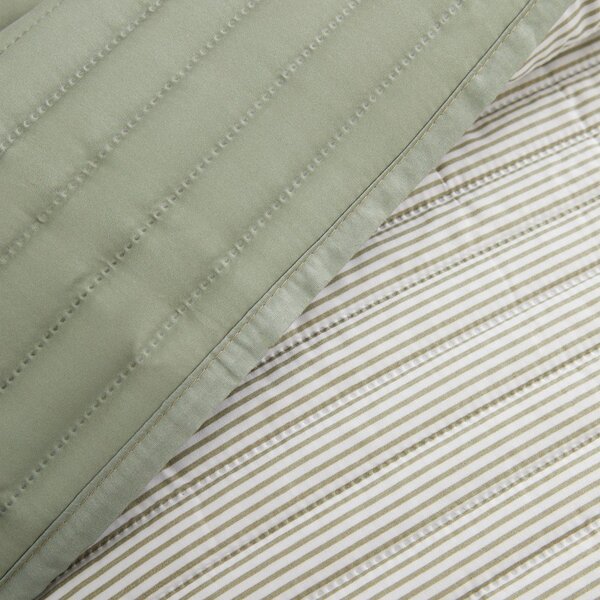 Зелено капитонирано покривало за легло 220x230 cm Stripe – Catherine Lansfield