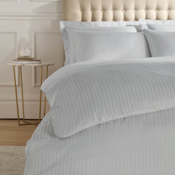 Сиво двойно удължено спално бельо от дамаск 230x220 cm Satin Stripe – Catherine Lansfield