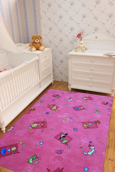 Розов мокетен детски килим с гимнастички - 160/200