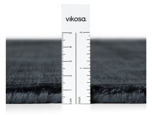 Черен ръчно изработен килим от вискоза 80x150 cm Noemi – Vikosa