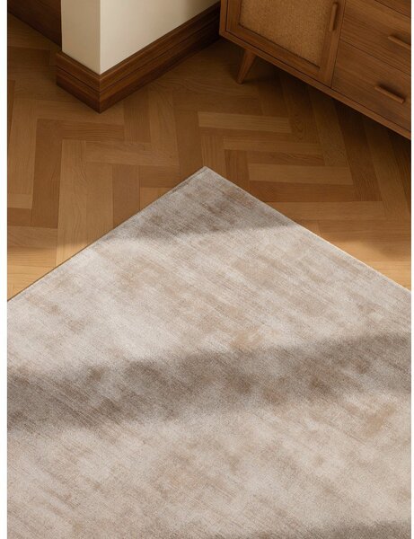 Бежов ръчно изработен килим от вискоза 80x150 cm Noemi – Vikosa