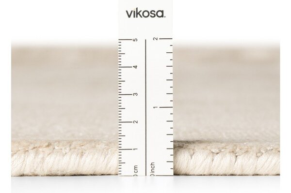Ръчно изработен килим от вискоза в цвят слонова кост 120x180 cm Noemi – Vikosa