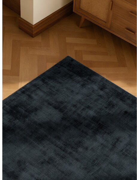 Черен ръчно изработен килим от вискоза 80x150 cm Noemi – Vikosa