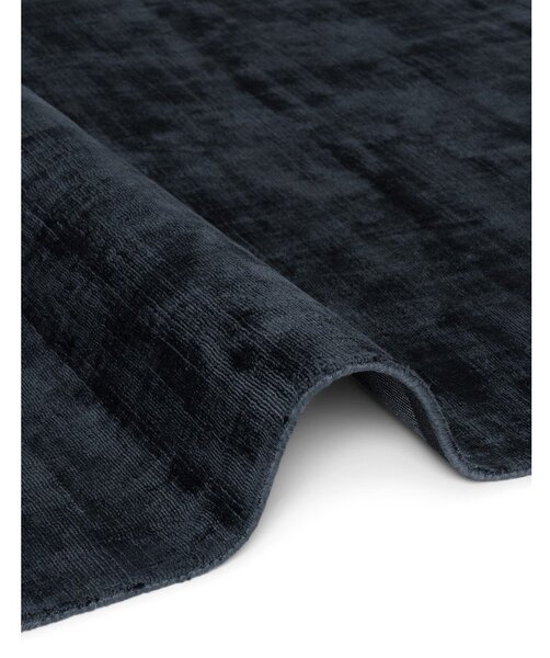 Черен ръчно изработен килим от вискоза 80x150 cm Noemi – Vikosa