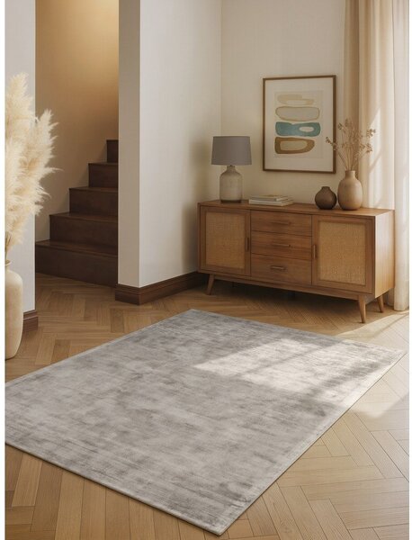 Сив ръчно изработен килим от вискоза 120x180 cm Noemi – Vikosa