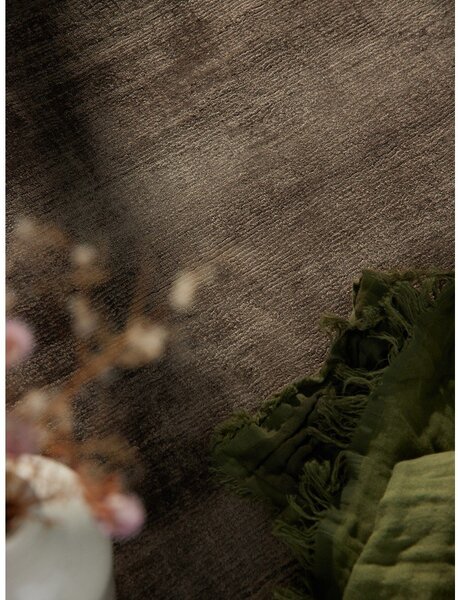 Кафяв ръчно изработен килим от вискоза 80x150 cm Noemi – Vikosa