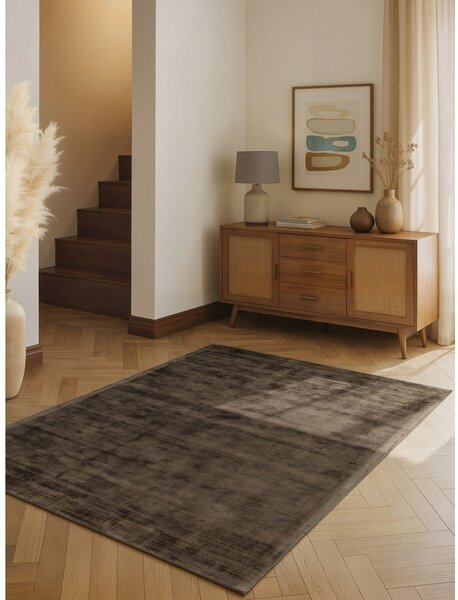 Кафяв ръчно изработен килим от вискоза 80x150 cm Noemi – Vikosa