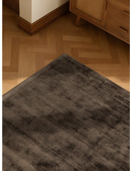 Кафяв ръчно изработен килим от вискоза 80x150 cm Noemi – Vikosa