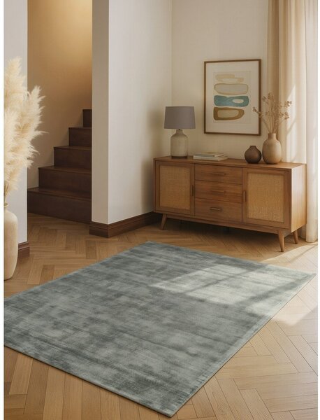Светлосин ръчно изработен килим от вискоза 80x150 cm Noemi – Vikosa