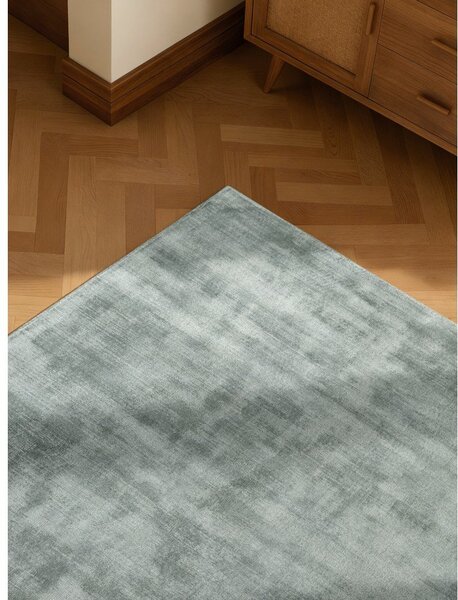 Светлосин ръчно изработен килим от вискоза 80x150 cm Noemi – Vikosa