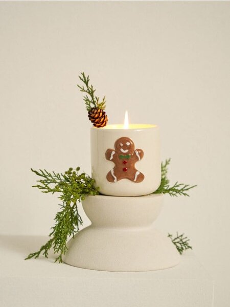 Sinsay - Ароматна свещ с празничен мотив Gingerbread Cookies - бежово