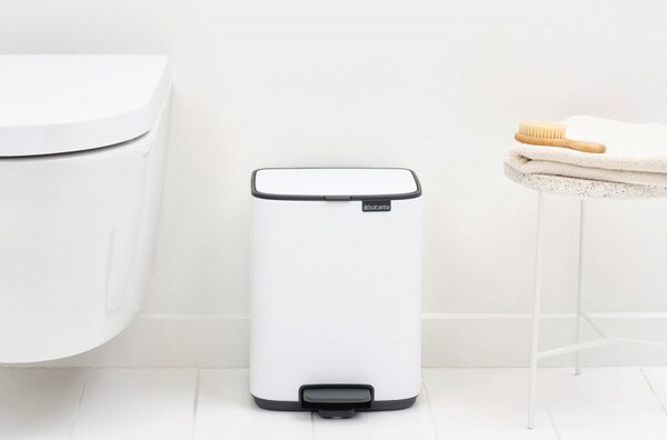 Кош за боклук Brabantia Bo Pedal 1010118, 7 л, Плавно затваряне, Гумирана основа, Бял