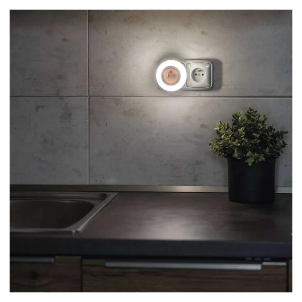 LED нощна лампа със сензор и вграден контакт LED/0,3W/230V