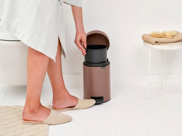 Кош за боклук с педал Brabantia NewIcon 1008837, 3 л, Плавно затваряне, Противоплъзгаща основа, Сатенено покритие, Кафяв
