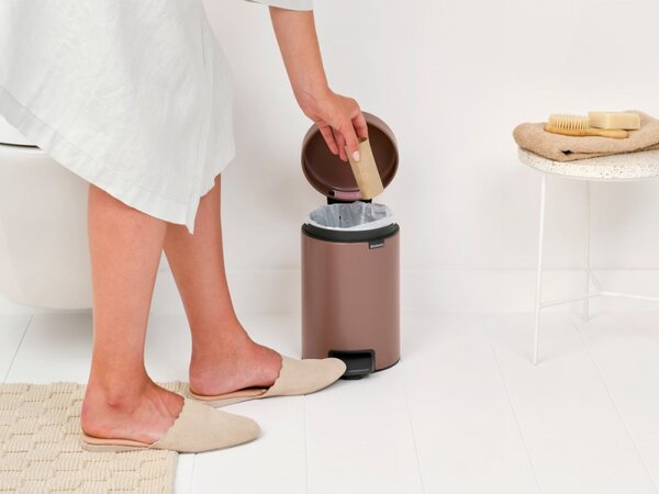 Кош за боклук с педал Brabantia NewIcon 1008837, 3 л, Плавно затваряне, Противоплъзгаща основа, Сатенено покритие, Кафяв