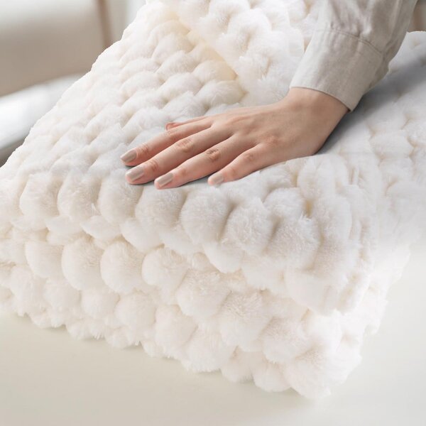 Кремаво одеяло от микроплюш 220x240 cm Frosty – douceur d'intérieur