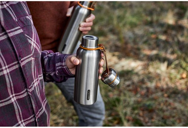 Термо бутилка от неръждаема стомана в сребрист цвят 500 ml – Black + Blum