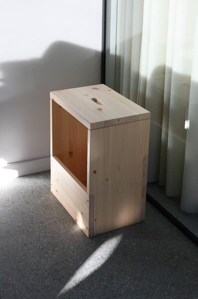 Нощно шкафче от масивен бор в естествен цвят Grab It – Karup Design