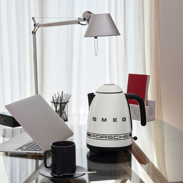 Електрическа кана SMEG Porsche KLF03PCWEU, 2400 W, 1.7 л, 360° основа, Гланцово покритие, Бял
