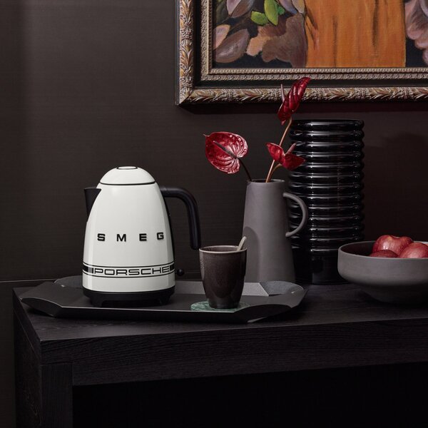 Електрическа кана SMEG Porsche KLF03PCWEU, 2400 W, 1.7 л, 360° основа, Гланцово покритие, Бял