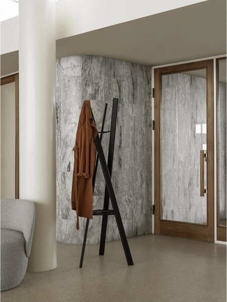 Черна стойка за връхни дрехи от масивен дъб 62x176 cm Rakku – Blomus