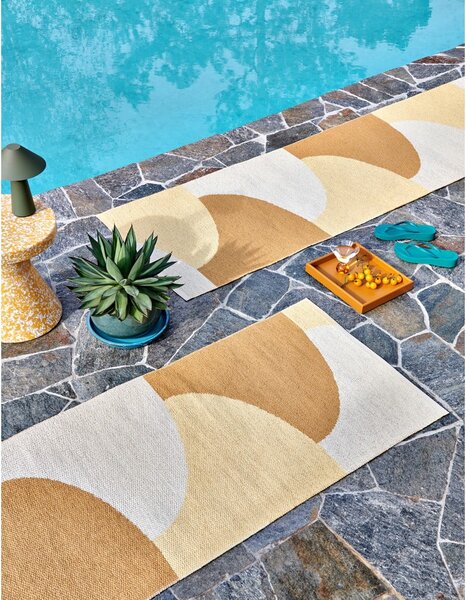 Пътека за открито и закрито в цвят жълта охра 70x180 cm Hill Ochre Pale Yellow – Pappelina