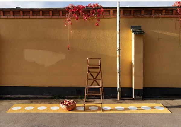 Килим за открито и закрито в цвят жълта охра 70x90 cm Vera Ochre – Pappelina