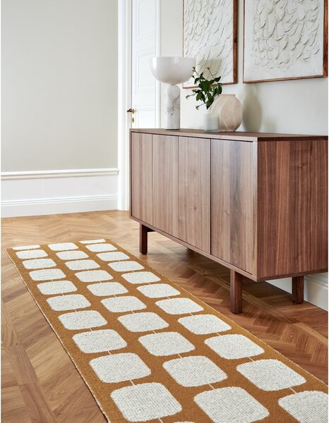Килим за открито и закрито в цвят жълта охра и крем 70x100 cm Sten Ochre – Pappelina