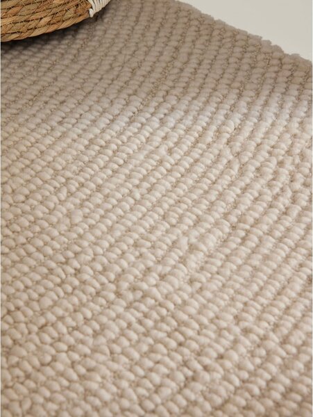 Ръчно изработен вълнен килим в светло естествен цвят 80x150 cm Calmio – Hanse Home