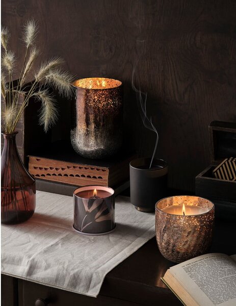 Ароматна свещ от соев восък с време на горене 50 часа Woodfire – ILLUME x Bloomingville