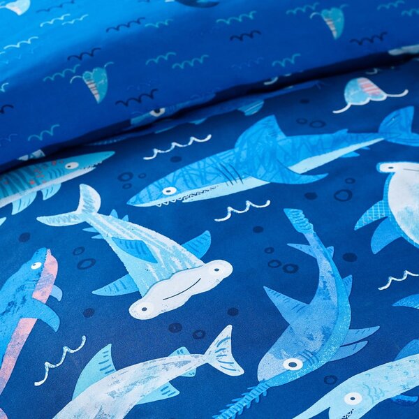 Синьо детско спално бельо за детско креватче 120x150 cm Jawsome Shark – Catherine Lansfield