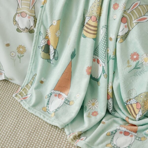 Светлозелено одеяло с великденски мотив от микроплюш 130x170 cm Spring Gonks – Catherine Lansfield