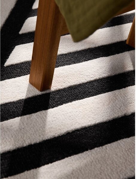 Черно-бял ръчно изработен вълнен килим 120x180 cm Stryve Noir – Elle Decoration