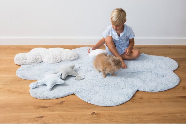 Светлосин ръчно изработен памучен детски килим подходящ за пране 110x170 cm Puffy Dream – Lorena Canals
