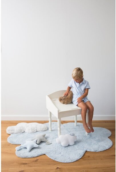 Светлосин ръчно изработен памучен детски килим подходящ за пране 110x170 cm Puffy Dream – Lorena Canals
