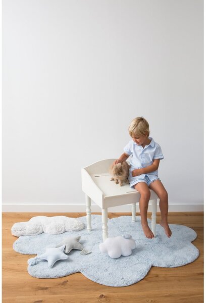 Светлосин ръчно изработен памучен детски килим подходящ за пране 110x170 cm Puffy Dream – Lorena Canals