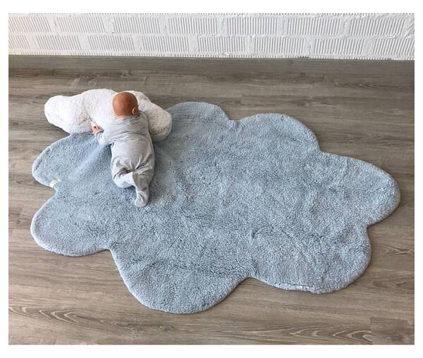 Светлосин ръчно изработен памучен детски килим подходящ за пране 110x170 cm Puffy Dream – Lorena Canals