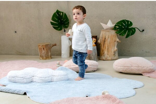 Светлосин ръчно изработен памучен детски килим подходящ за пране 110x170 cm Puffy Dream – Lorena Canals