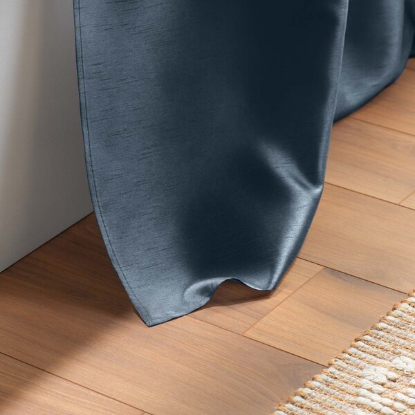 Тъмносиньо перде от микросатен 140x240 cm Shana – douceur d'intérieur