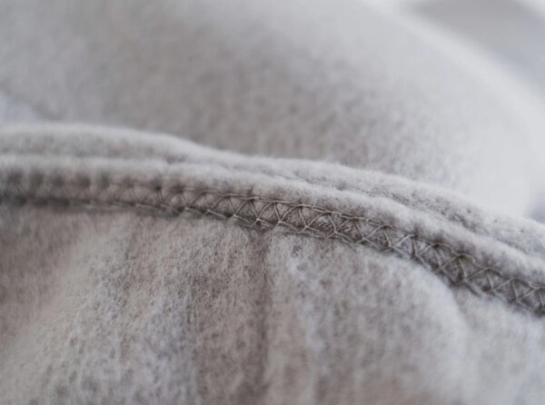 Светлосиво одеяло от флийс 150x200 cm Plain – JAHU collections