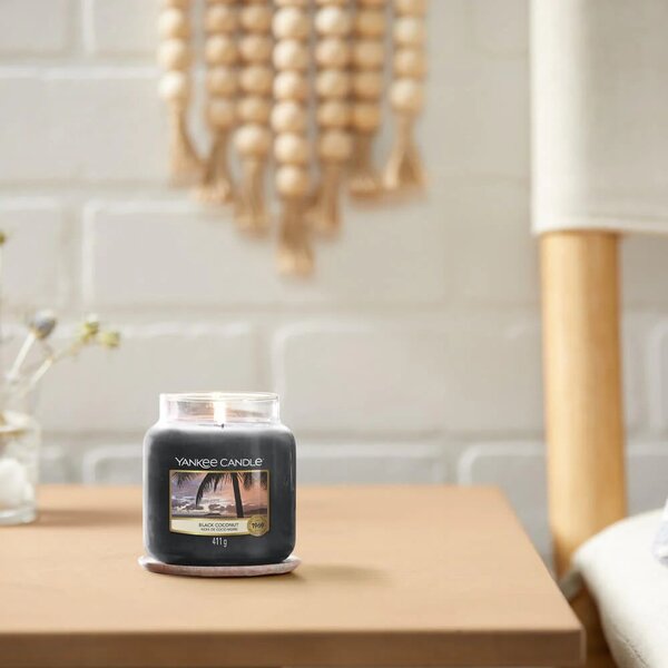 Ароматна свещ с време на горене 65 h Black Coconut - Yankee Candle