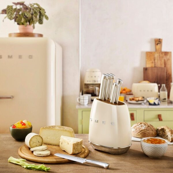 Комплект ножове със стойка SMEG KBSF02CR, 7 части, Слотове от акациево дърво, Немска неръждаема стомана, Крема