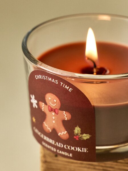Sinsay - Коледна ароматна свещ с принт на джинджифилово човече Gingerbread - бежово