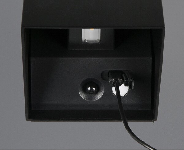 LED стенно външно осветително тяло с USB със сензор за движение (височина 10 cm) Genie – Reality